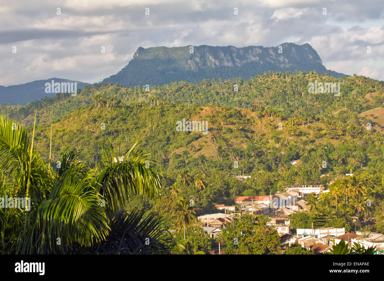 Die Innenstadt von Ansicht von Baracoa, El Yunque Berg im Hintergrund, Provinz Guantanamo, Kuba Stockfoto