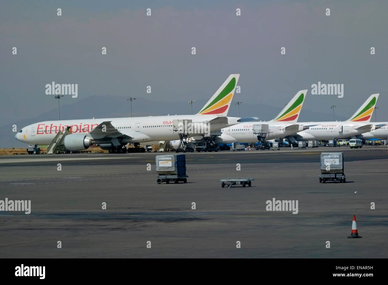 Die Flotte der Boeing 777 von Ethiopian Airlines steht auf dem Asphalt des internationalen Flughafens Bole in Addis Abeba Äthiopien Afrika Stockfoto