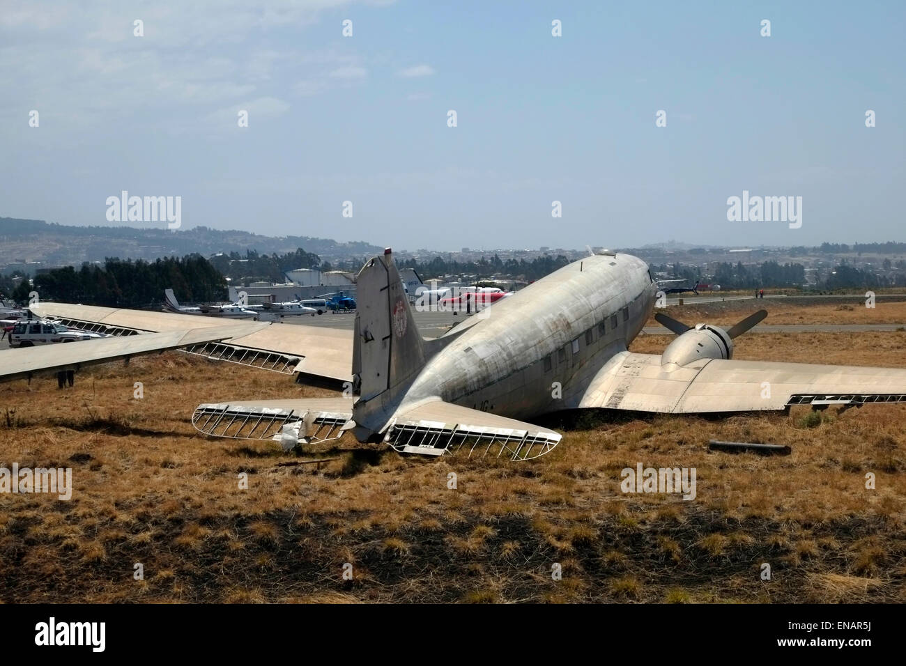 Ein verlassenes Douglas DC-3 Flugzeug am internationalen Flughafen Bole in Addis Abeba Äthiopien Afrika Stockfoto