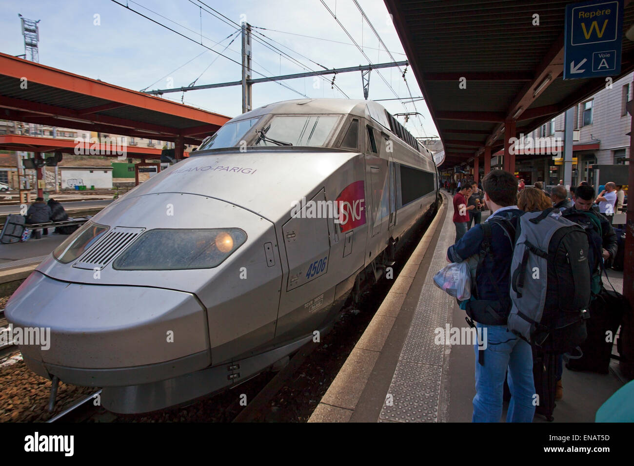 High-Speed-Zug Ankunft am Bahnhof Chambéry, Frankreich Stockfoto