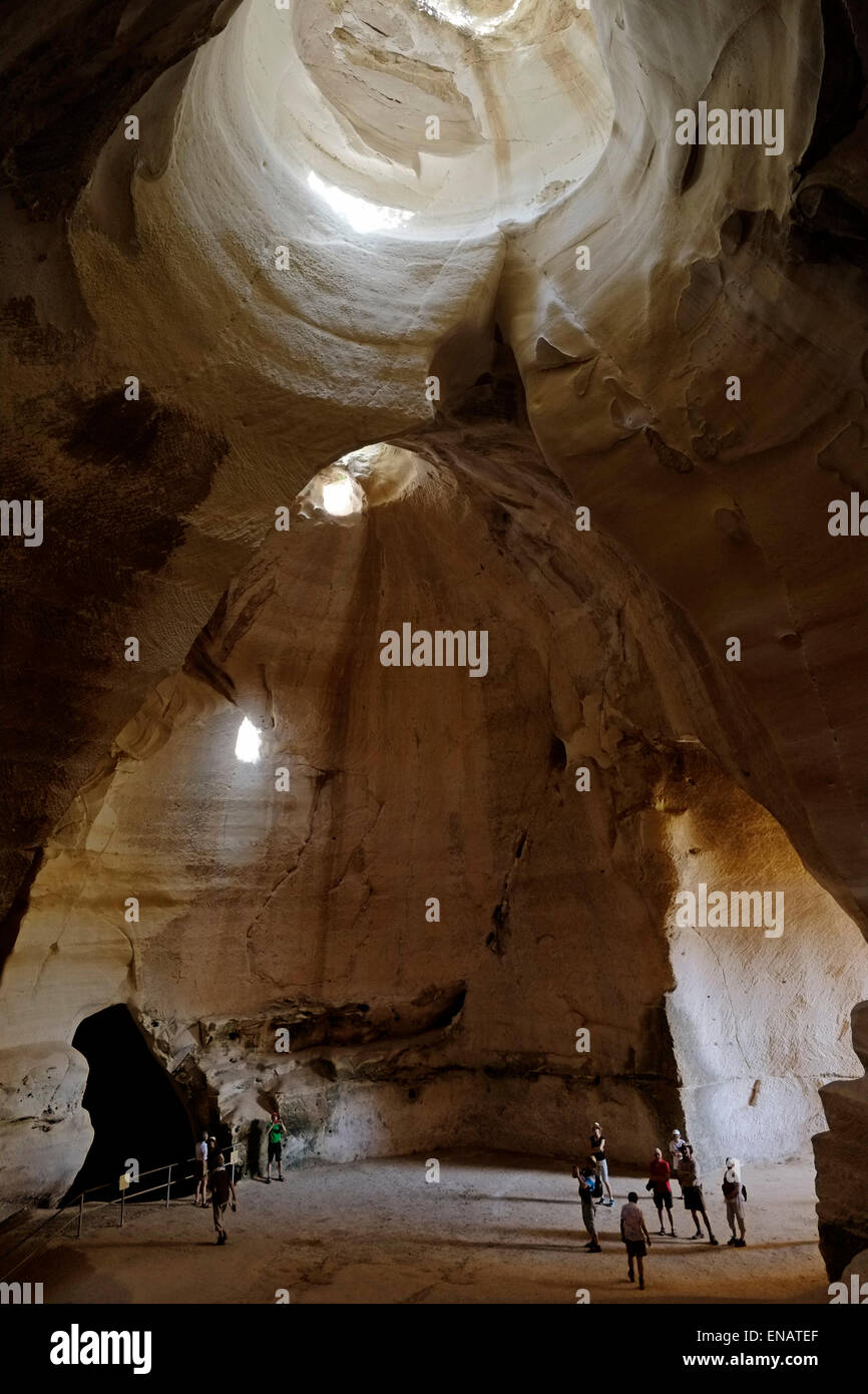 Innenansicht der Bell-Höhle im Nationalpark Bet Guvrin-Maresha befindet sich in den judäischen Niederungen in Israel am 19. April 2015 Bet Guvrin Höhlen werden Israels achte Standort an der UNESCO-Liste des Weltkulturerbes. Die archäologische Stätte enthält etwa 3.500 unterirdische Kammern unterschiedliche komplexe geschnitzt in den dicken und homogene weiche Kreide der Region verteilt. Stockfoto