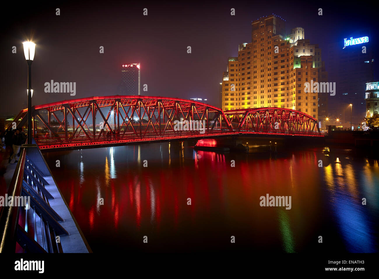 Die Waibaidu Brücke in Shanghai in der Nacht vom 1. Dezember 2013. Stockfoto