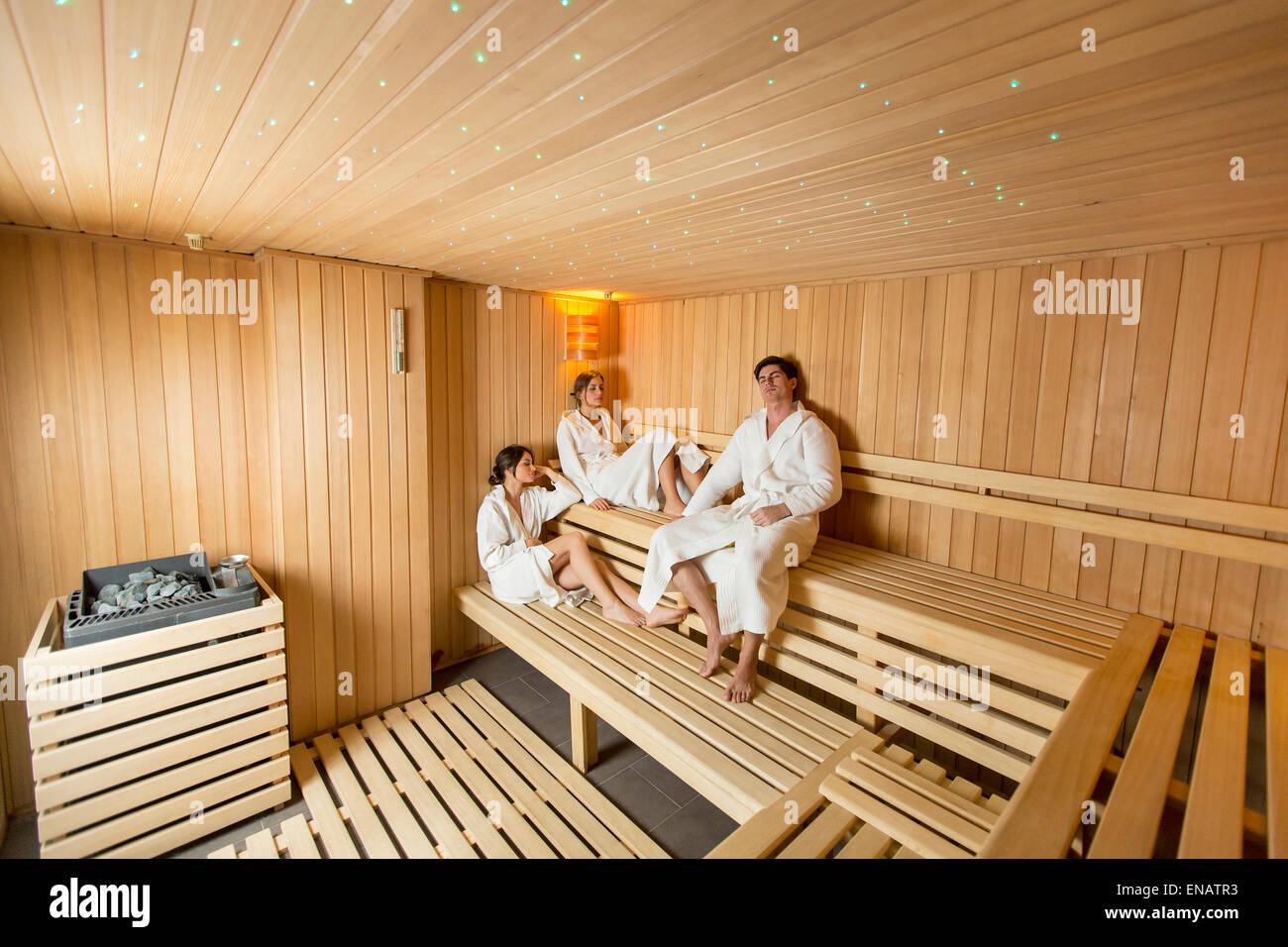 Junge Menschen, die Entspannung in der sauna Stockfoto