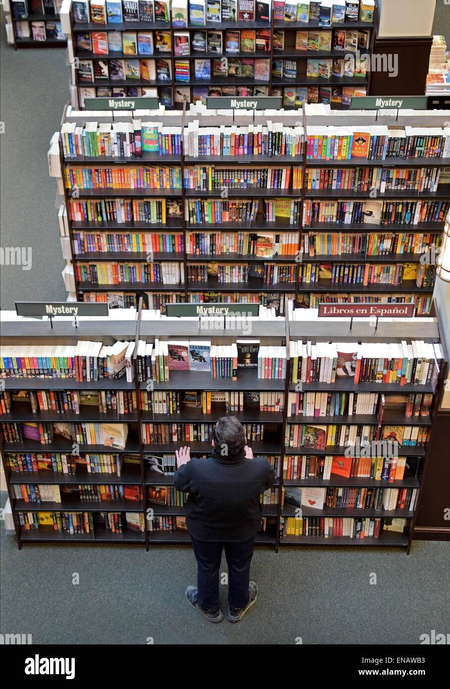 Ein Mann mittleren Alters Geschäfte für Mystery Roman Bücher im Barnes & Noble in Bethesda, Maryland. Stockfoto