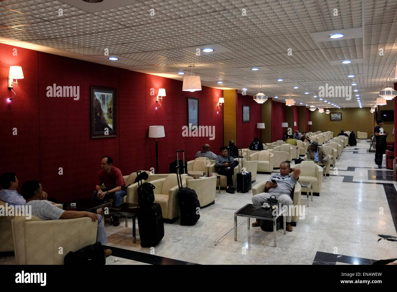 Passagiere warten auf ihren Flug, während sie in der Business Lounge der äthiopischen Fluggesellschaften auf dem internationalen Bole Flughafen in Addis Abeba Äthiopien Afrika sitzen Stockfoto
