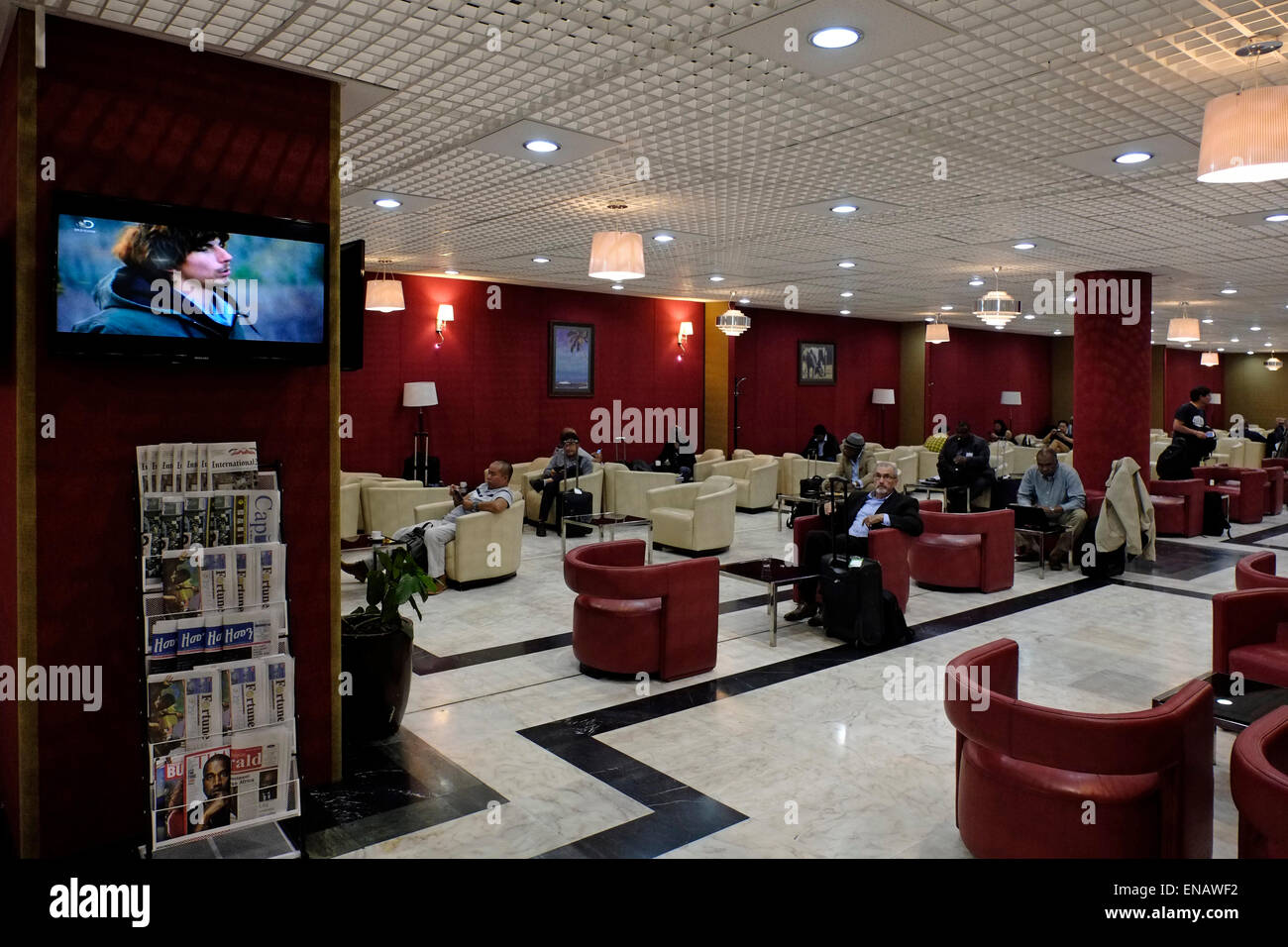 Passagiere warten auf ihren Flug, während sie in der Business Lounge der äthiopischen Fluggesellschaften auf dem internationalen Bole Flughafen in Addis Abeba Äthiopien Afrika sitzen Stockfoto