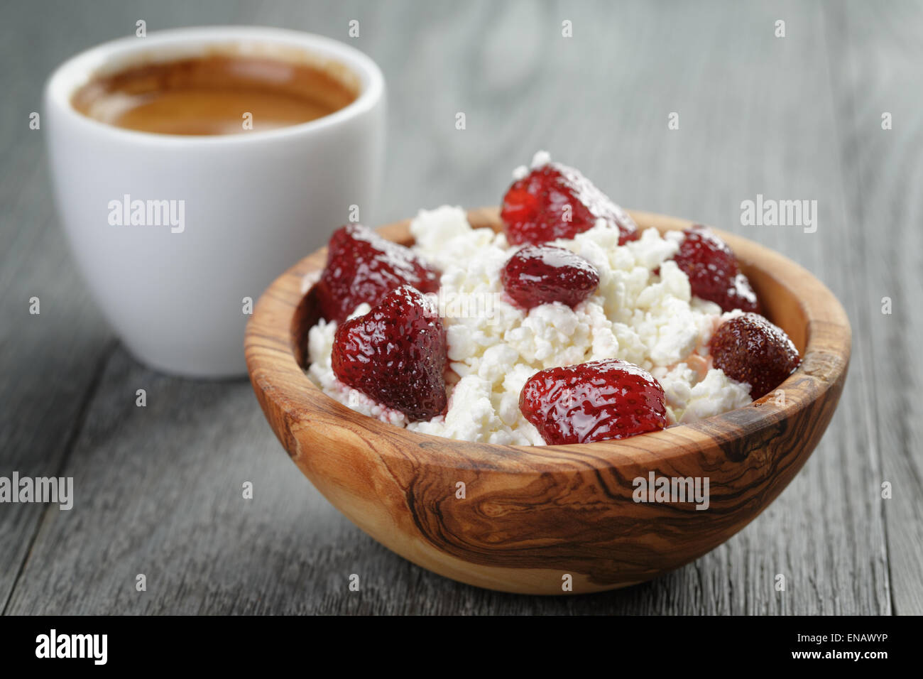 gesundes Frühstück mit Espresso und Quark mit Erdbeeren Stockfoto