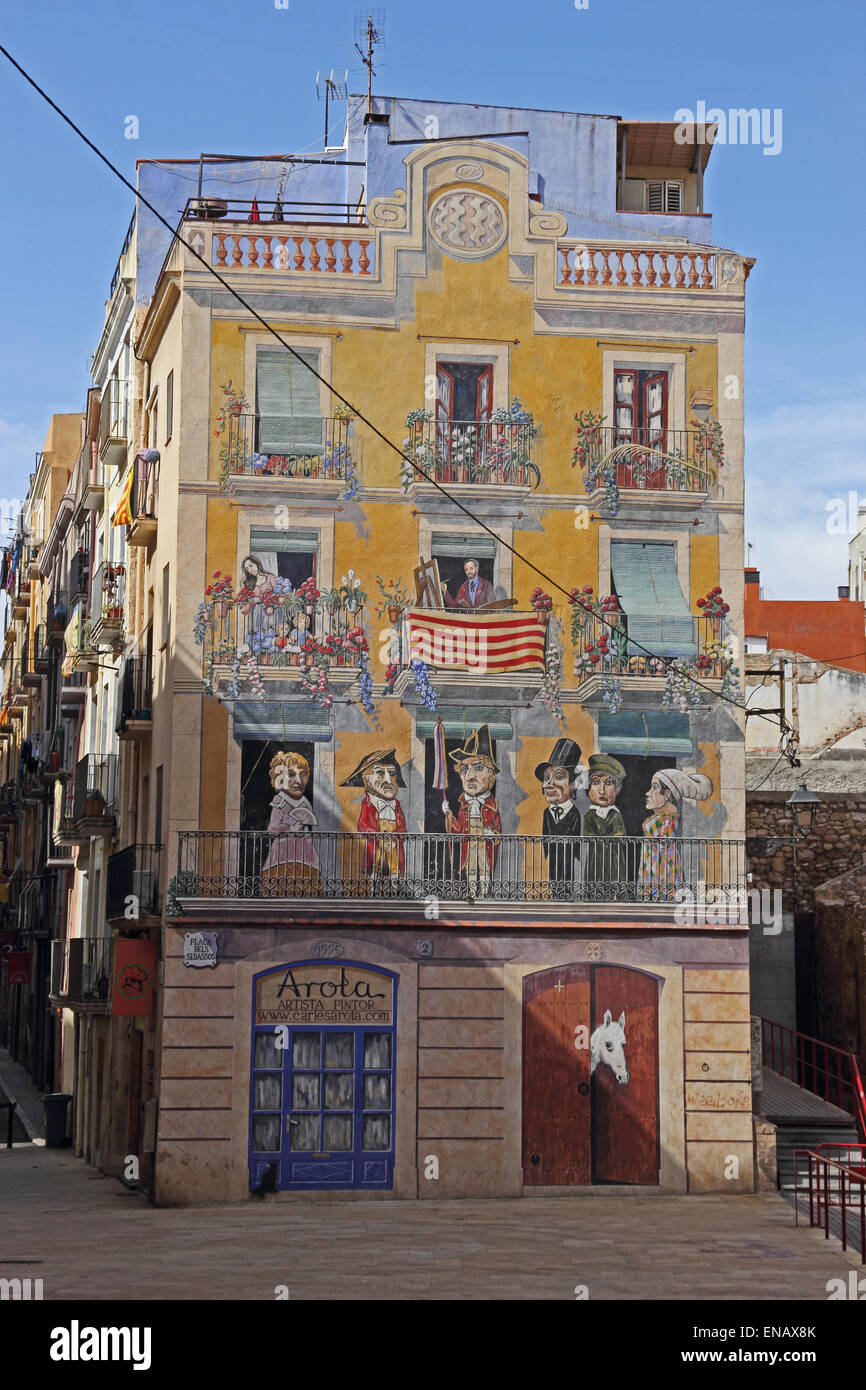 Amüsante Wandbild gemalt am Ende des Häuserblocks, Tarragona, Katalonien, Spanien Stockfoto