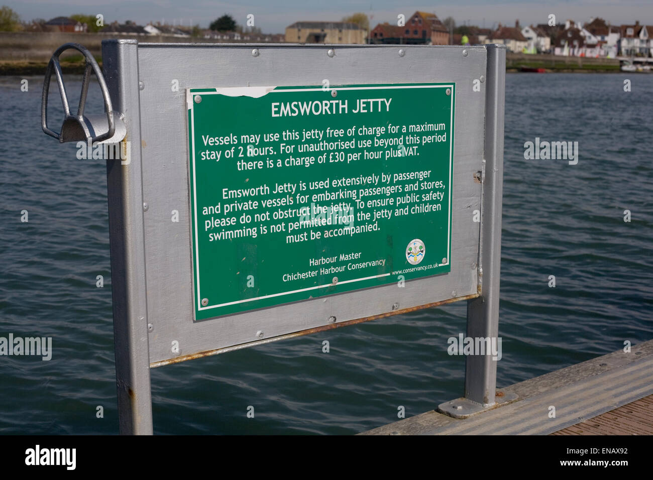 Notice Board auf Emsworth Steg, der Informationen vom Hafenmeister von Chichester Harbour conservancy über Einschiffung und Verankerung Stockfoto