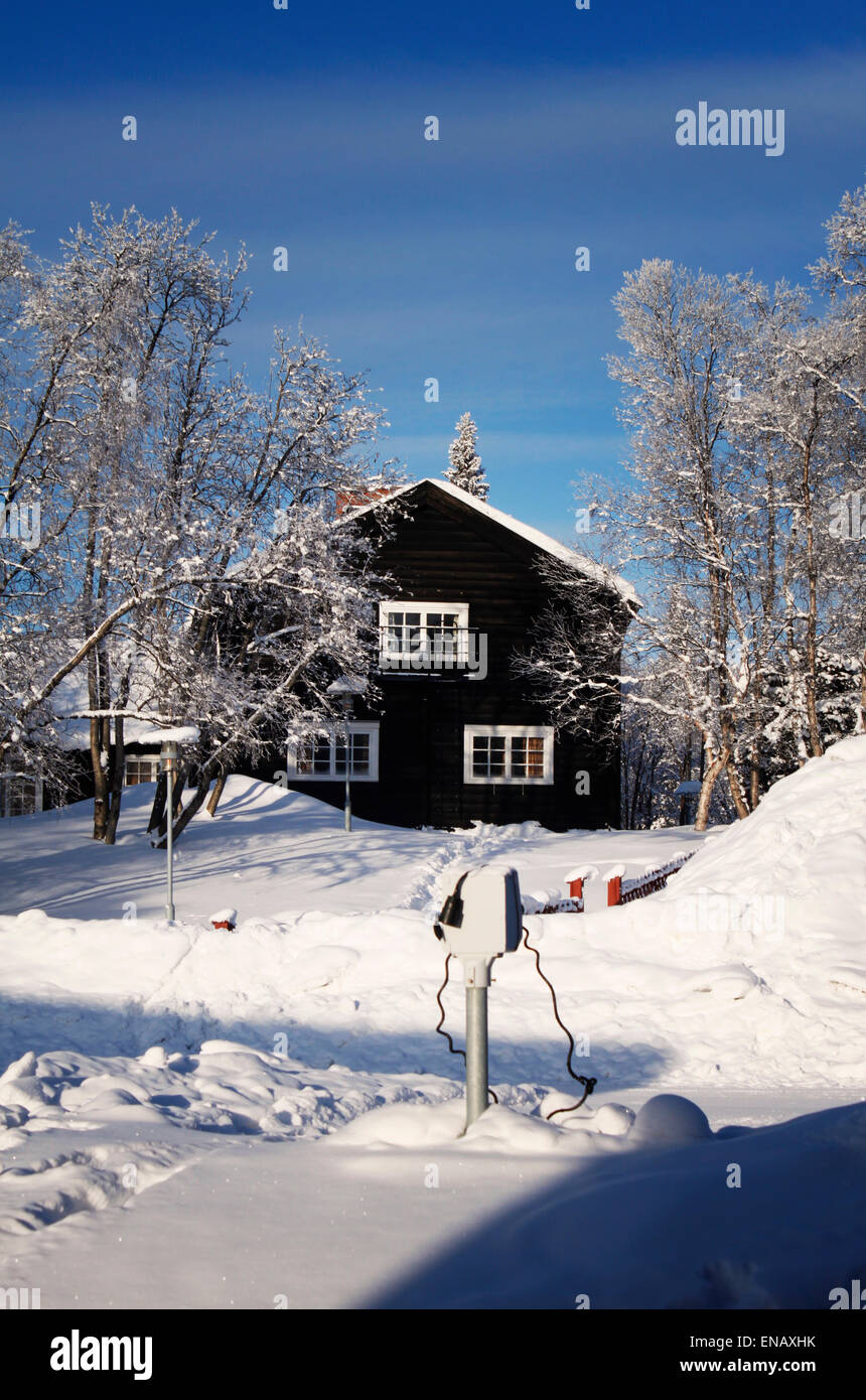 Haus im Winter mit Schnee, Bäume und Stecker, Auto in der Frontseite zu verbinden Stockfoto