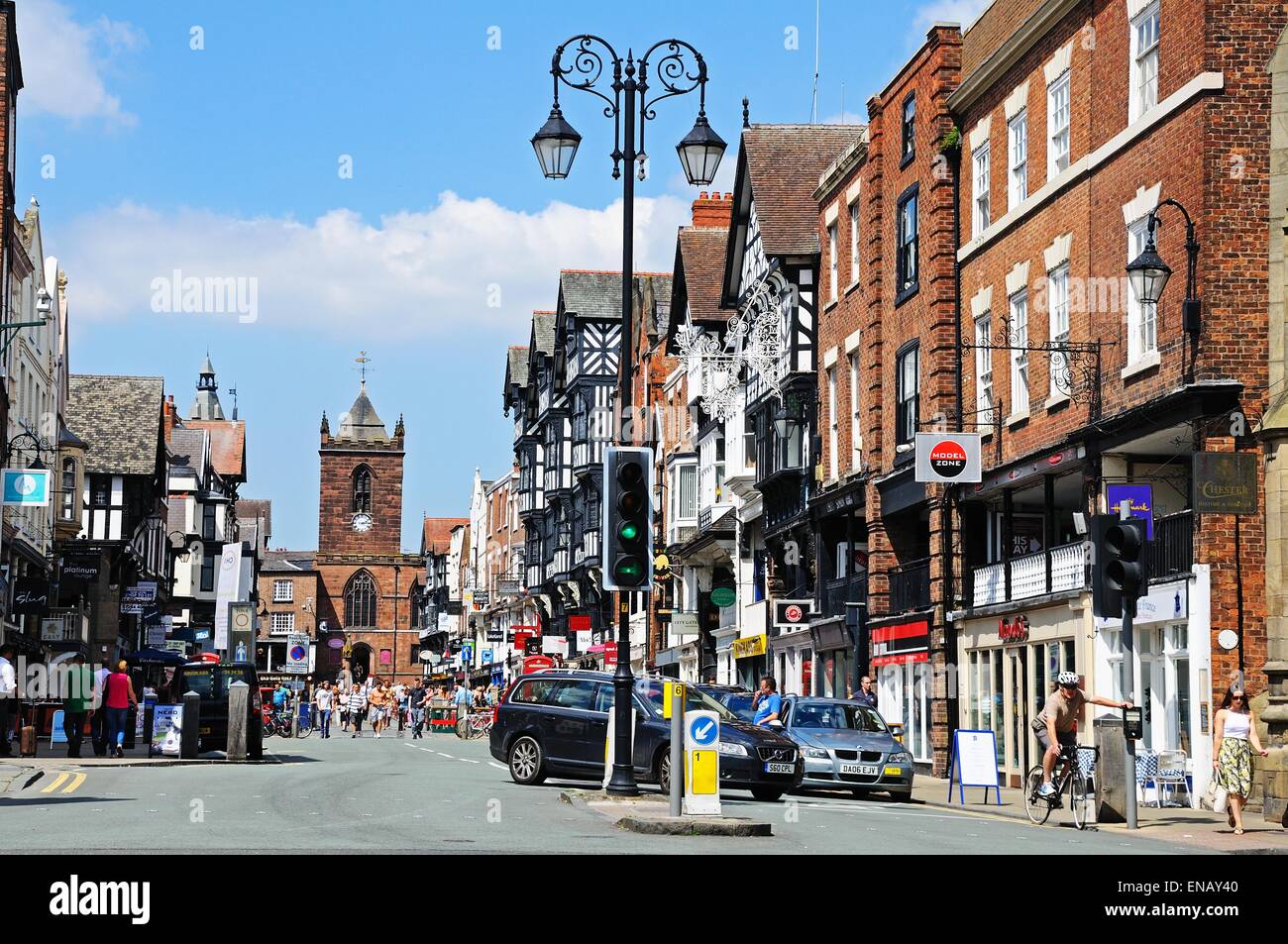 Gebäude und Geschäfte entlang der Bridge Street mit St. Peterskirche nach hinten, Chester, Cheshire, England, Vereinigtes Königreich, West-Europa. Stockfoto