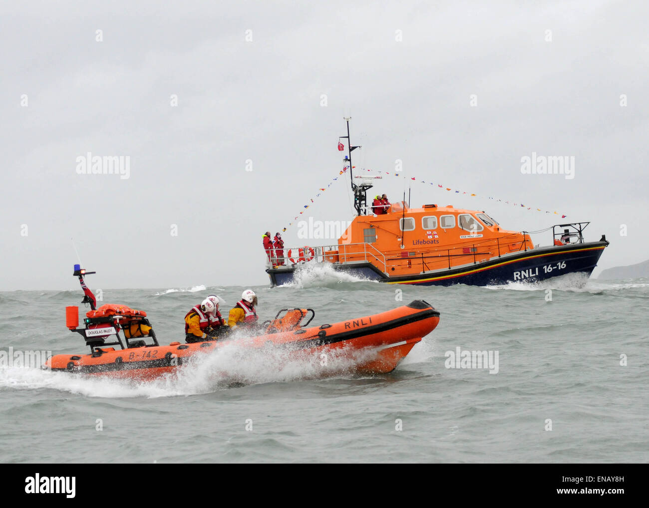 Neues Rettungsboot kommt in Appledore RNLI RNLI 16 16 Molly jagen mit Inshore Rettungsboot B742 Douglas Paley Überquerung die Bar Stockfoto