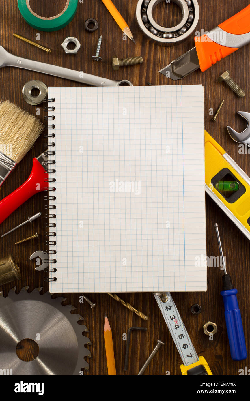 Satz von Werkzeugen und Instrumenten auf hölzernen Hintergrund Stockfoto