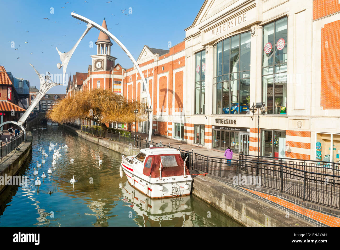 Der Fluss Witham, die Empowerment-Skulptur und das Waterside-Einkaufszentrum in Lincoln City Centre, England, UK Stockfoto