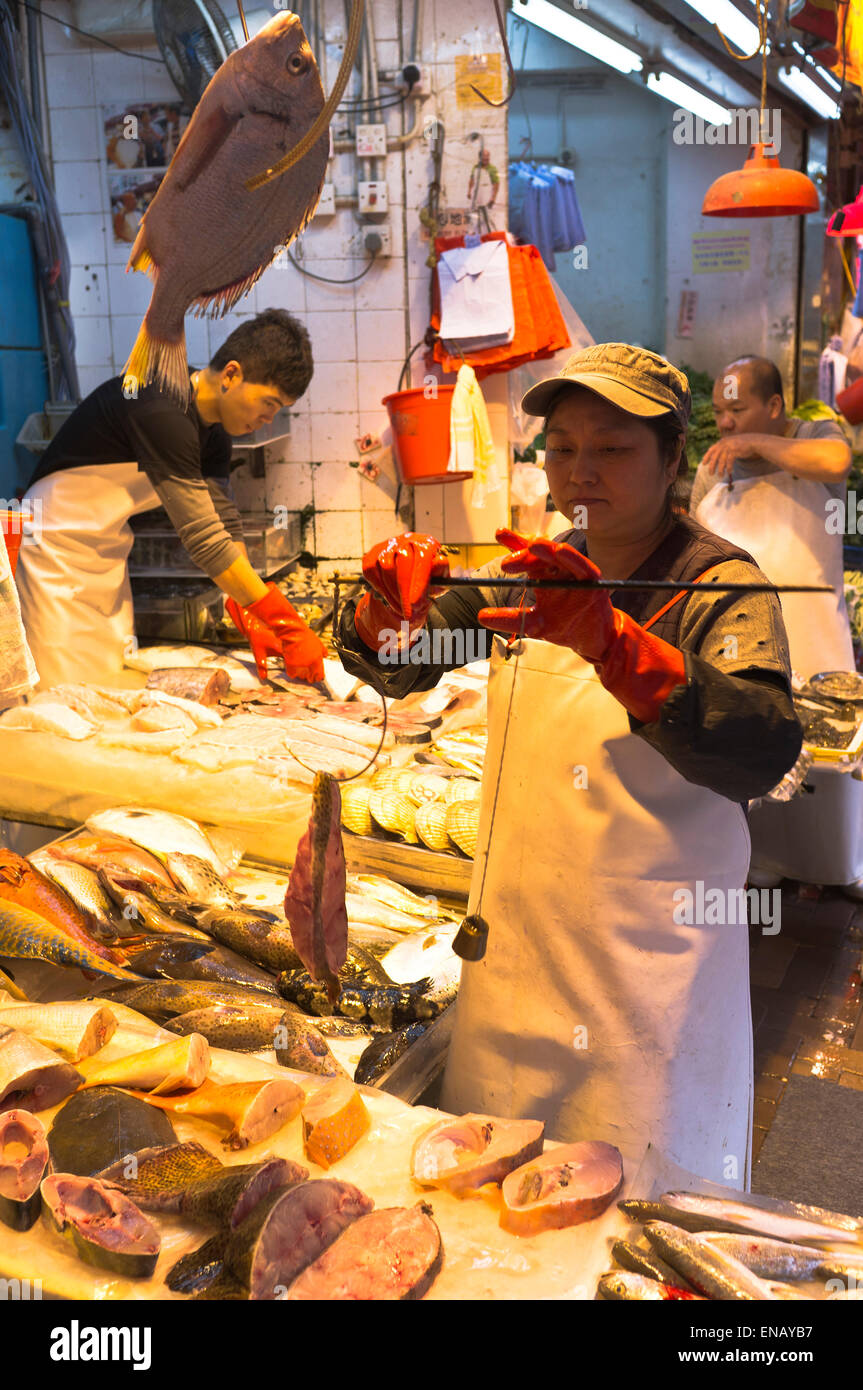 dh Fisch Wet Market CAUSEWAY BAY HONGKONG Chinesische Küche Hersteller Stand Fisch Frau Fischhändler china wiegen traditionelle Waagen Anbieter Märkte Stockfoto