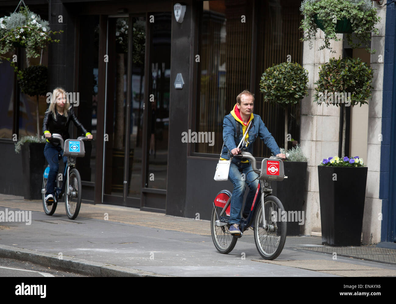 Touristen auf London Fahrrad mieten Barclays Santander Stockfoto