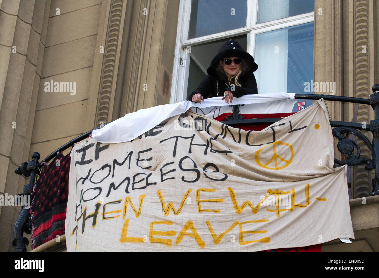 Liverpool, Merseyside, 1. Mai 2015. Obdachlose Demonstranten oder Liebe Aktivisten besetzen Liverpool Bankgebäude in Castle Street Gelübde, sich im Tresor zu sperren, wenn Gerichtsvollzieher versuchen, sie zu vertreiben. In der neuen Taktik heute Merseyside Police Dispersion Befehle erteilen, Sympathisanten, die Bereitstellung von Nahrung und Wasser für die Besatzer der alten Bank. Liebe Aktivisten sind Widerstand gegen eine geplante Räumung von einem historischen ehemaligen Stadtzentrum von Liverpool bauen sie eine illegale Obdachlosenheim umgebaut.  Bildnachweis: Mar Photographics/Alamy Live-Nachrichten Stockfoto