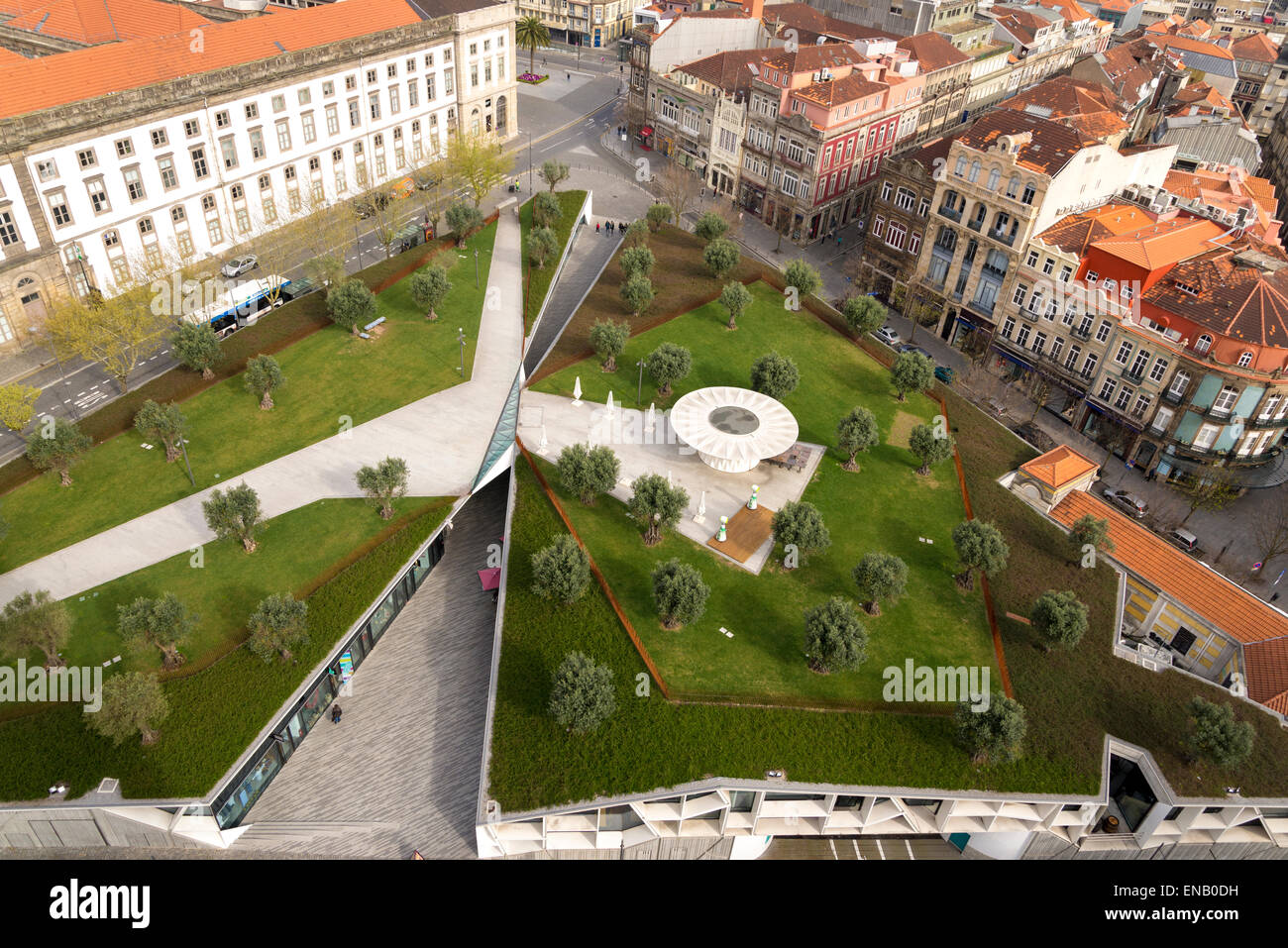 Ein begrüntes Dach mit 50 lokal abgeleiteten Olivenbäume soll die Porta Do Olival Tor (einmal den Eintrag in die Stadt) neu zu erstellen. Stockfoto