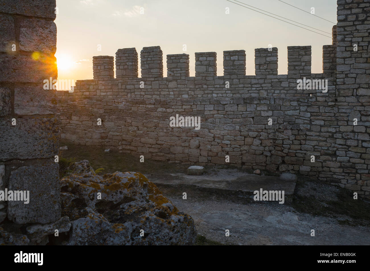 Die untergehende Sonne über die Zinnen versehenen Mauer der Zitadelle am Kap Kaliakra Stockfoto