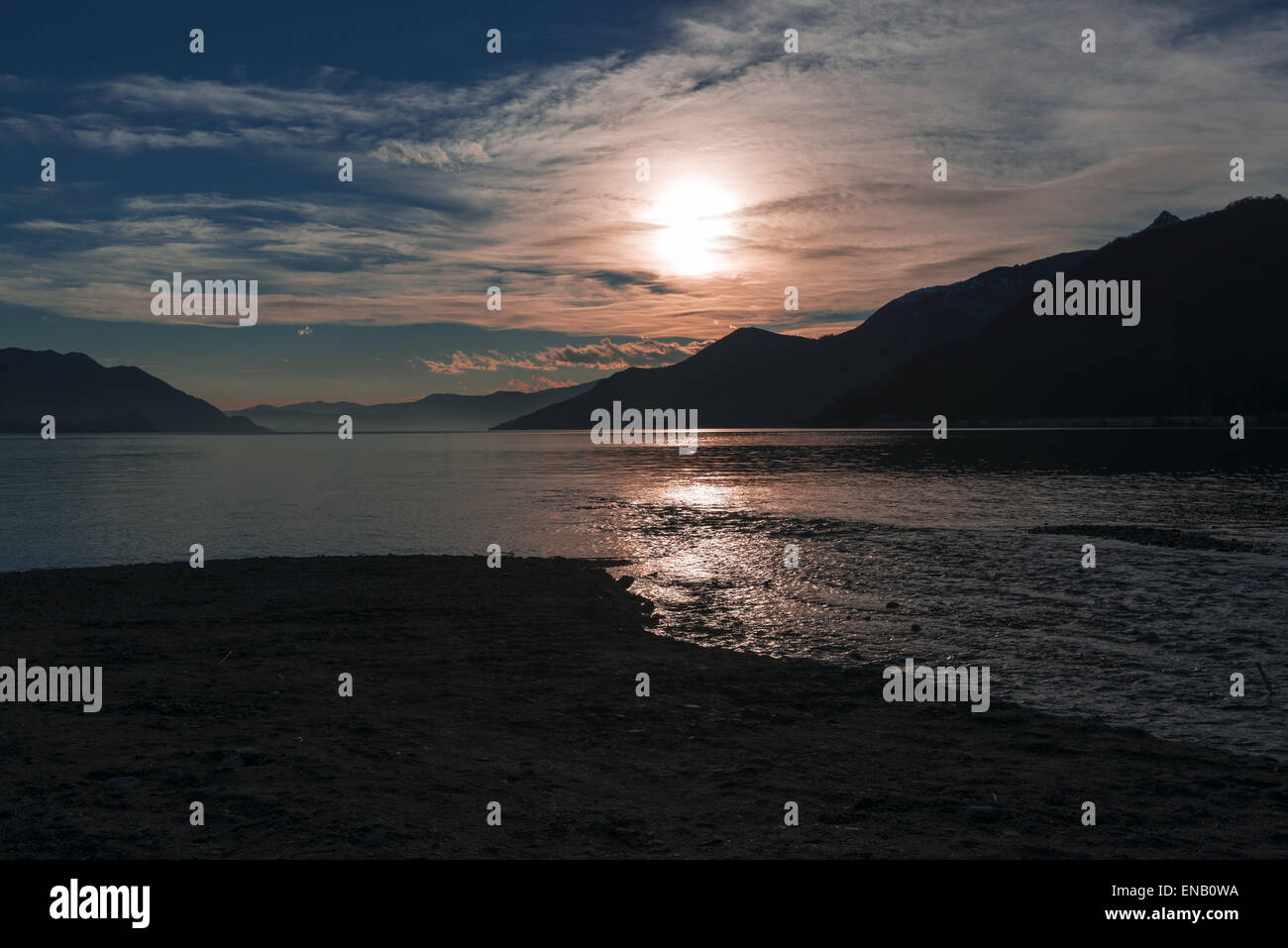 Silhouette und rosa Sonnenuntergang über dem Lago Maggiore, Maccagno - Italien Stockfoto