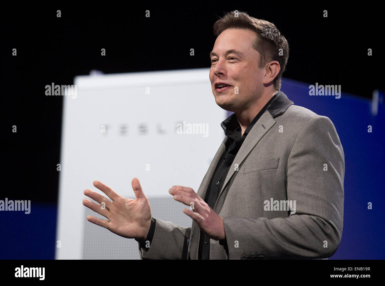 Hawthorne, USA. 30. April 2015. Elon Musk, CEO von Tesla stellt einen Anzug von Batterien für Wohnungen, Geschäfte und Dienstprogramme im Tesla-Design-Studio in Hawthorne, Kalifornien, USA, 30. April 2015. © Yang Lei/Xinhua/Alamy Live-Nachrichten Stockfoto