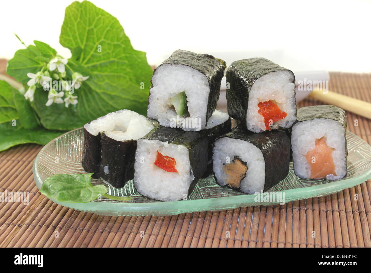 eine Glasschüssel mit Sushi und Wasabi lässt Stockfoto