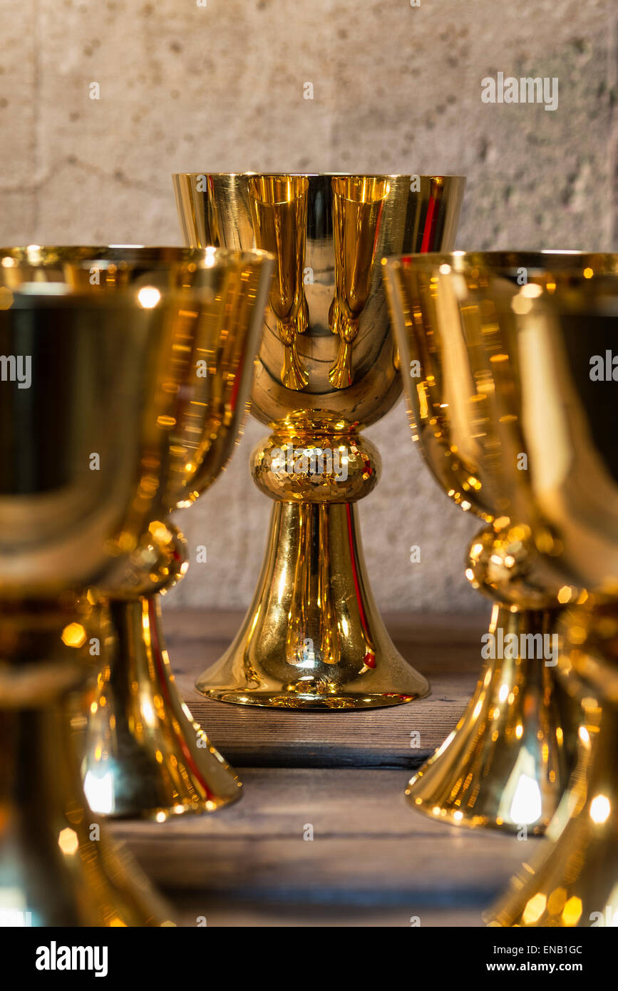 Sakristei Vorbereitung und Feier der katholischen Messe. Stockfoto