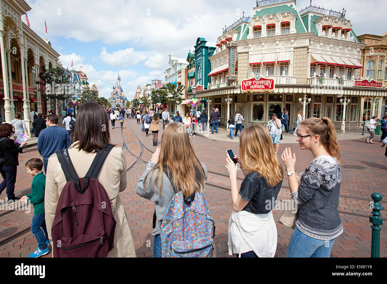 Besucher zu Fuß die Straßen von Fantasyland, Disneyland Paris Stockfoto