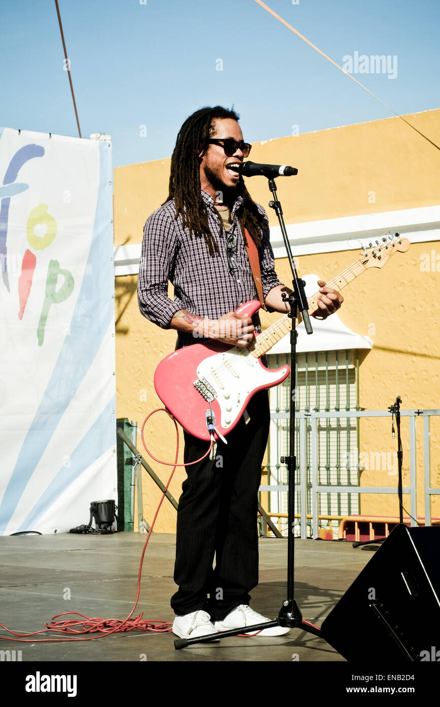 Reggae-Sänger führt auf der Bühne bei International fair Kulturförderung: Länder ein Produkte, Fuengirola, Spanien. Stockfoto