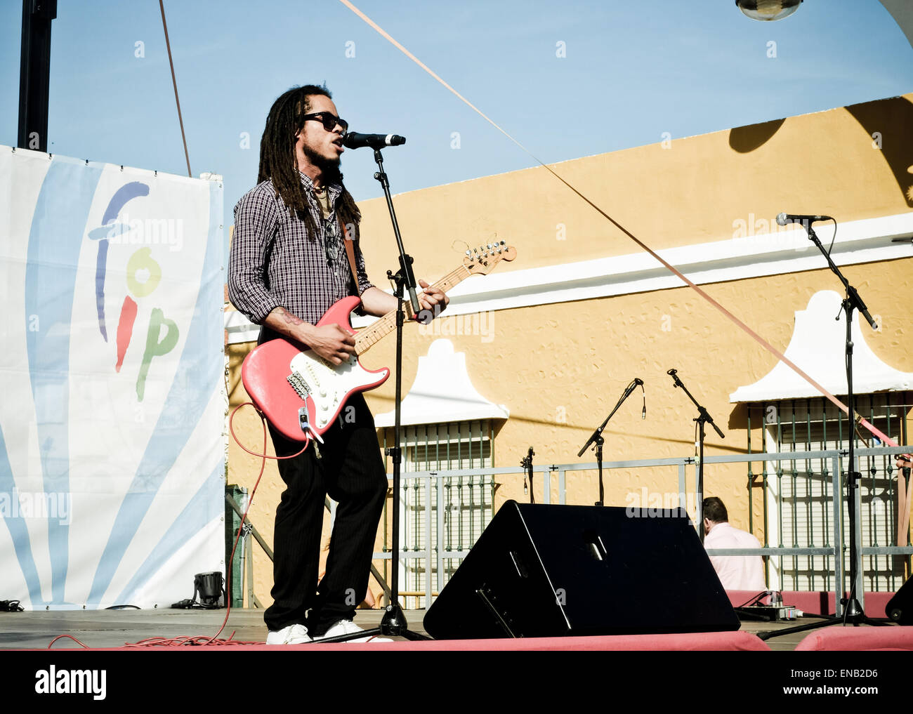 Reggae-Sänger führt auf der Bühne bei International fair Kulturförderung: Länder ein Produkte, Fuengirola, Spanien. Stockfoto