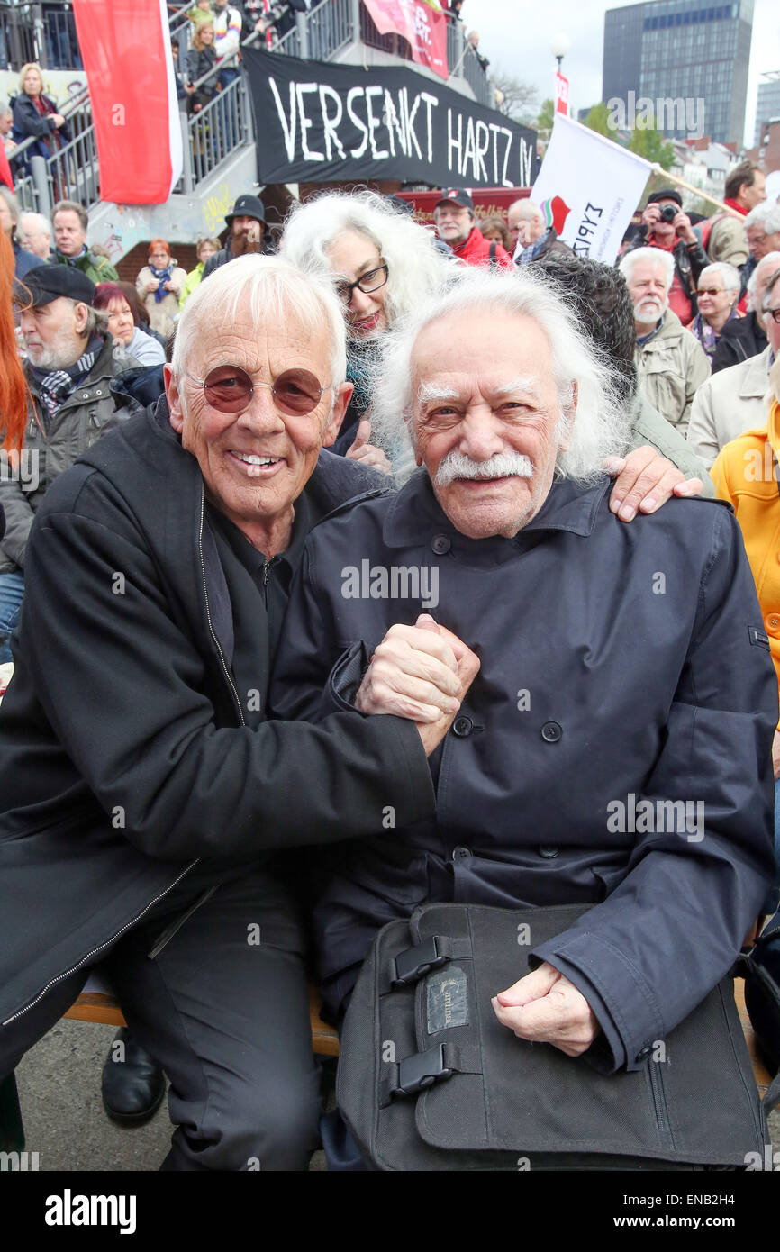 Hamburg, Deutschland. 1. Mai 2015. Schauspieler Rolf Becker (L) und ehemalige Partisan, Politiker und Schriftsteller, Manolis Glezos Griechenlands beteiligen eine Mai-Demonstration organisiert vom Bund der Deutschen Gewerkschaftsbund (DGB) am Maifeiertag in Hamburg, Deutschland, 1. Mai 2015. Das diesjährige DGB Kundgebung findet statt unter dem Motto "Wir gestalten die Zukunft der Arbeit". Foto: Bodo Marks/Dpa/Alamy Live News Stockfoto