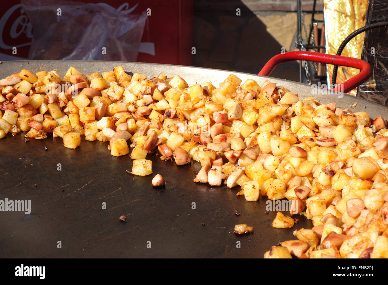 Erfahrene gebackene Kartoffelwürfel, Brocken, in einer großen Pfanne auf Straßenmarkt, Spanien. Stockfoto