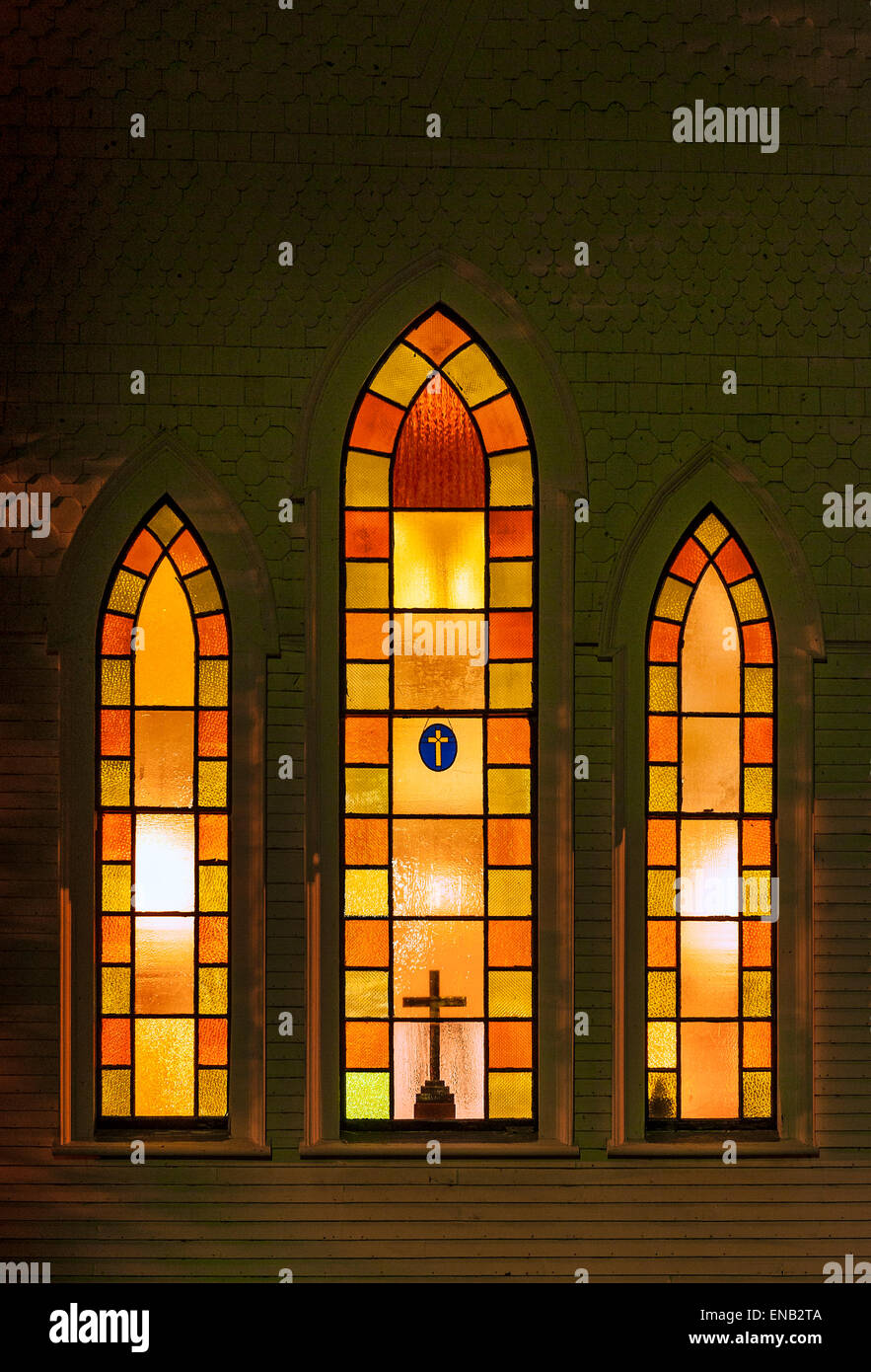 Kirchenfenster beleuchtet nachts. Stockfoto