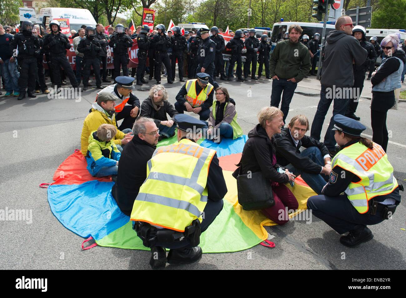 Erfurt, Deutschland. 1. Mai 2015. Gegendemonstranten bilden ein Sit-in während einer rechtsextremen rechtsextremen NPD (nationale demokratische Partei) Demonstration in Erfurt, Deutschland, 1. Mai 2015. Zahlreiche Proteste und Gegendemonstrationen säumten die NPD Demonstration verkürzte Strecke. Foto: SEBASTIAN KAHNERT/Dpa/Alamy Live News Stockfoto