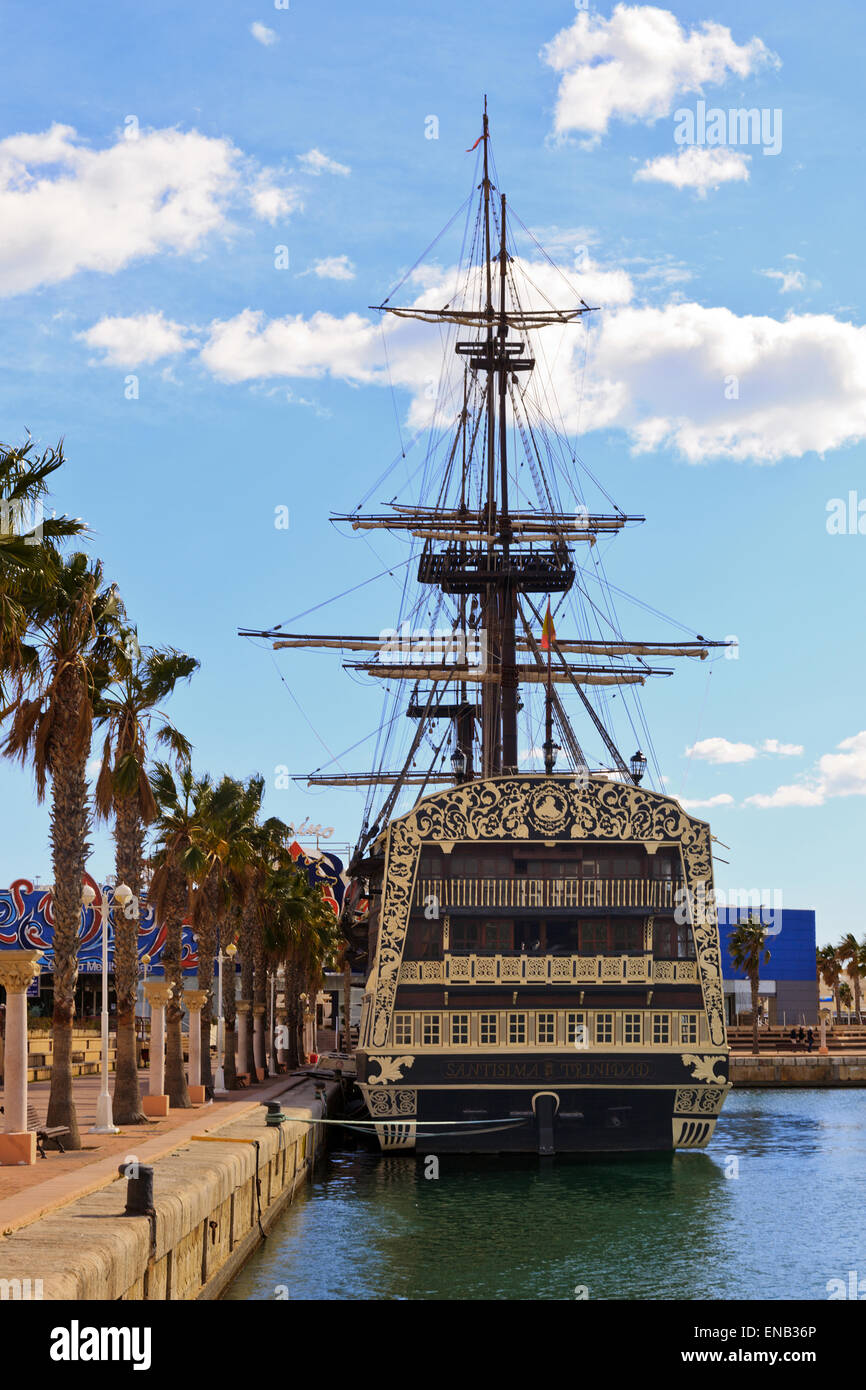 Replik des 18. Jahrhunderts spanischen Kriegsschiff "Santsima Trinidad" am Kai im Hafen von Alicante Stockfoto