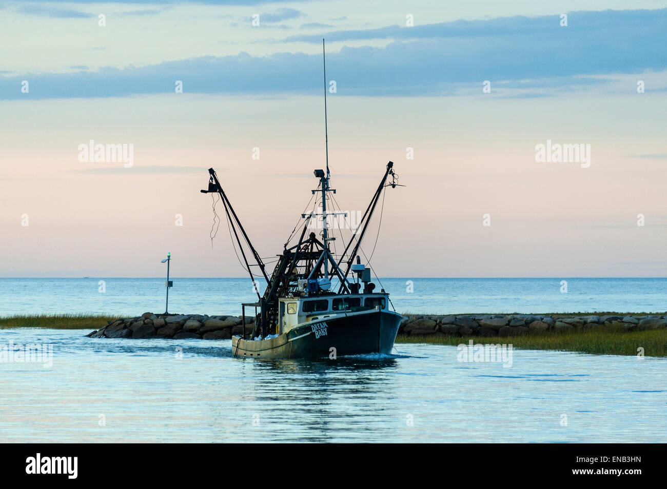 Kommerzielle Quahog Fischerboot kehrt mit der Tage fangen, Rock Harbor, Orleans, Cape Cod, Massachusetts, USA Stockfoto