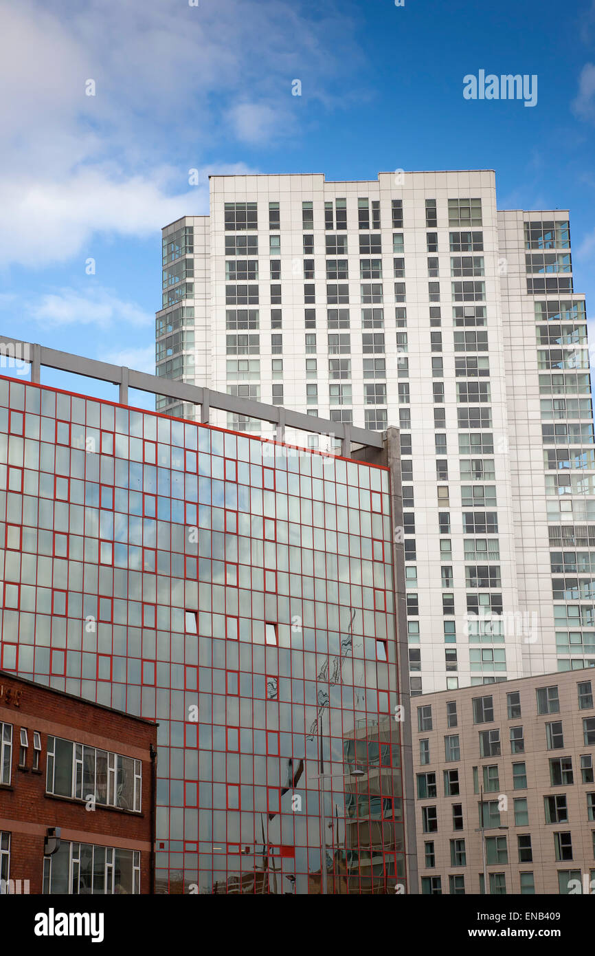 Irland, Norden, Belfast, moderne Appartementhaus neben Fluss Lagan. Stockfoto