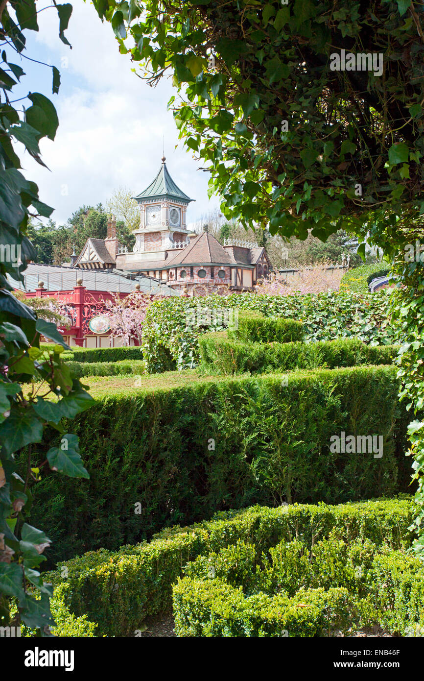 Alices Curious Labyrinth Labyrinth und ein Schloss Stockfoto