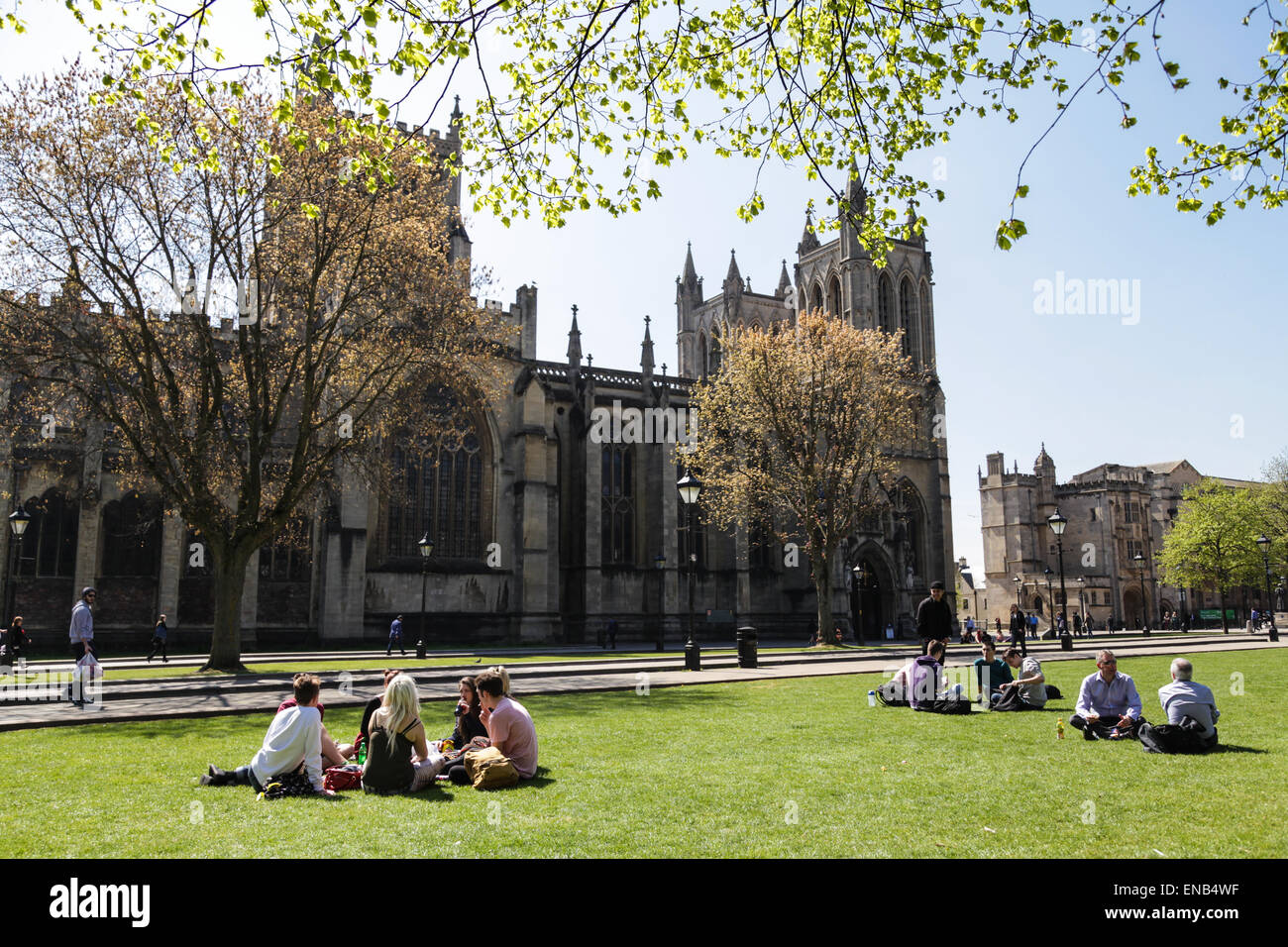 Menschen, die genießen ihr Mittagessen neben Bristol Cathedral am College Green Stockfoto