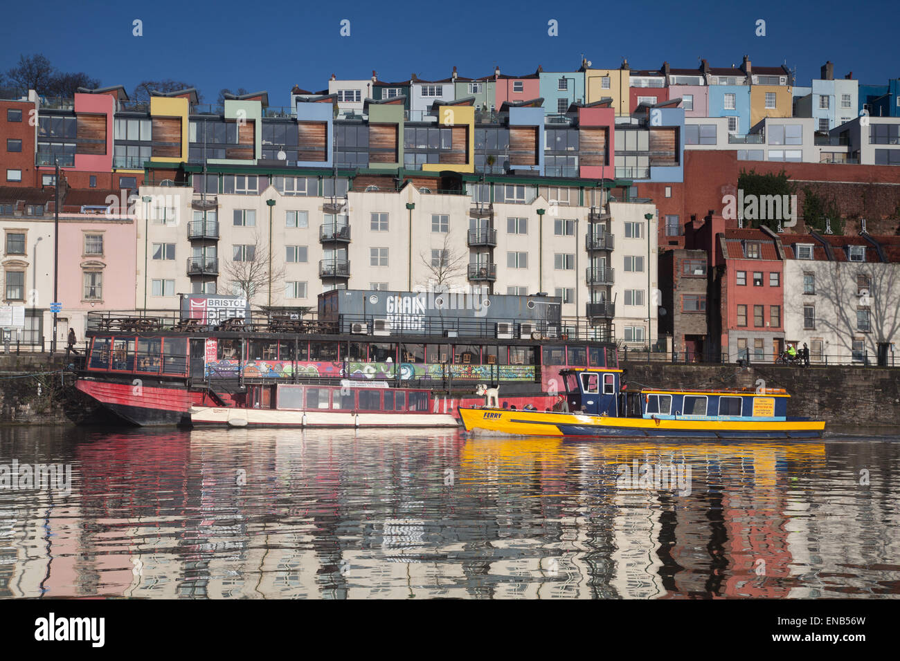 Die bunten Häuser in Hotwells in Bristol. Der "Korn Barge" Pub und eine gelbe Fähre gelten im Vordergrund. Stockfoto