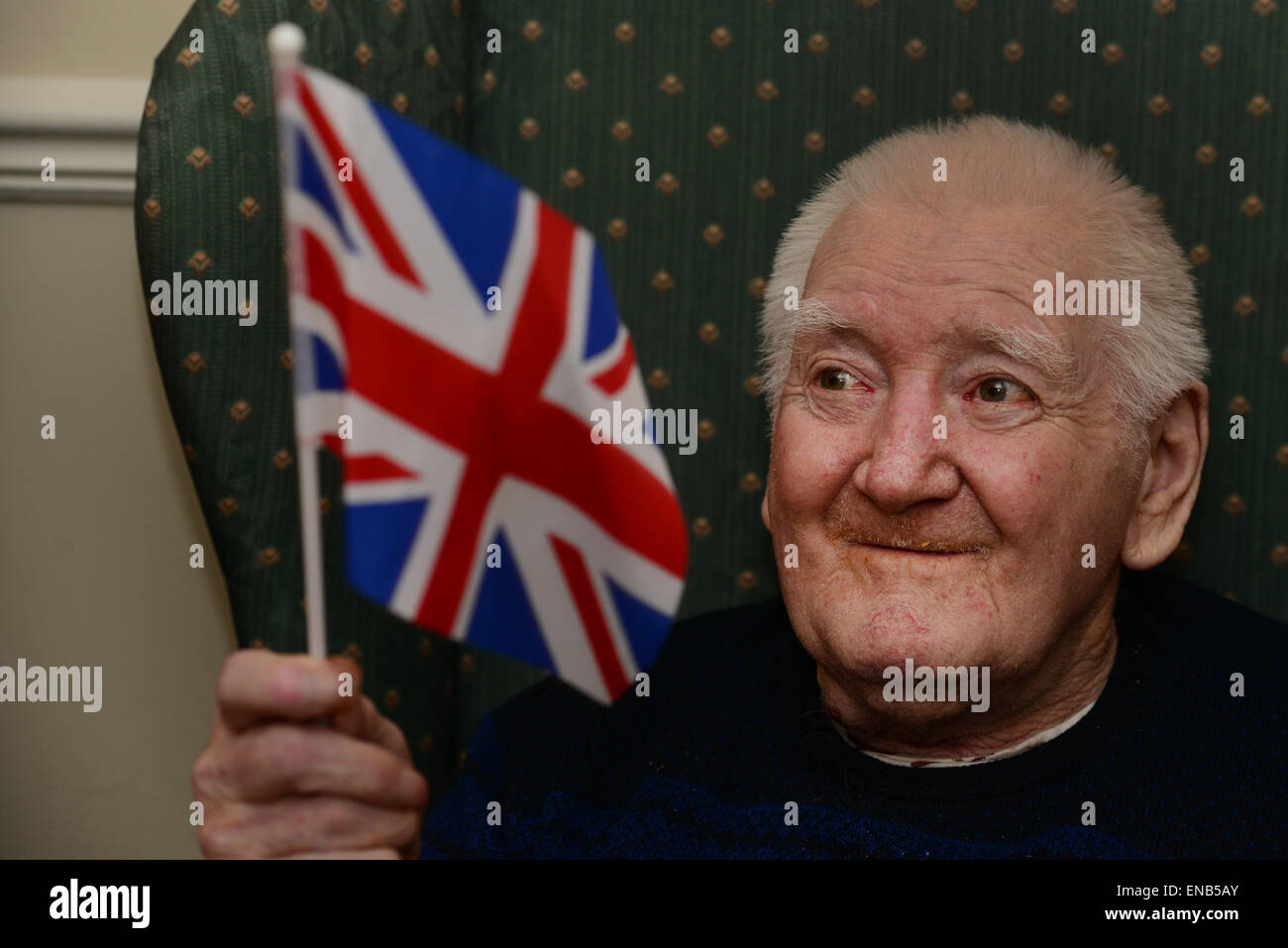 Barnsley, UK. 1. Mai 2015. 90 Jahre alten Eric Cooper zeigt eine frühe VE Tag genießen 70. Jahrestag Partei in einem Pflegeheim in Barnsley, South Yorkshire, Großbritannien. Bild: Scott Bairstow/Alamy Stockfoto