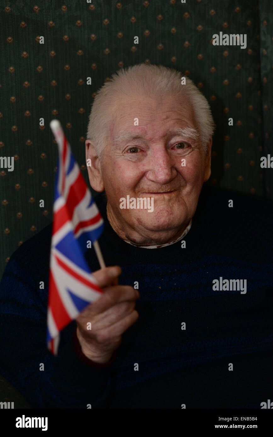 Barnsley, UK. 1. Mai 2015. 90 Jahre alten Eric Cooper zeigt eine frühe VE Tag genießen 70. Jahrestag Partei in einem Pflegeheim in Barnsley, South Yorkshire, Großbritannien. Bild: Scott Bairstow/Alamy Stockfoto
