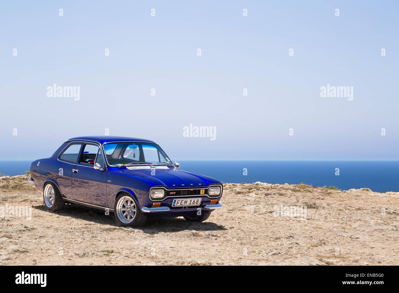 Ford Escort MKI in Malta auf Dingli Cliffs. Stockfoto