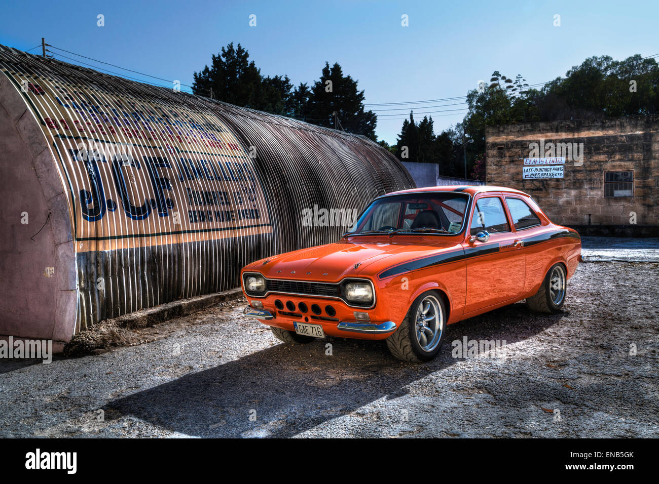 Ford Escort MKI Mexiko farbige Orange in Malta mit einem Cosworth-Motor auf das Glas funktioniert. Stockfoto