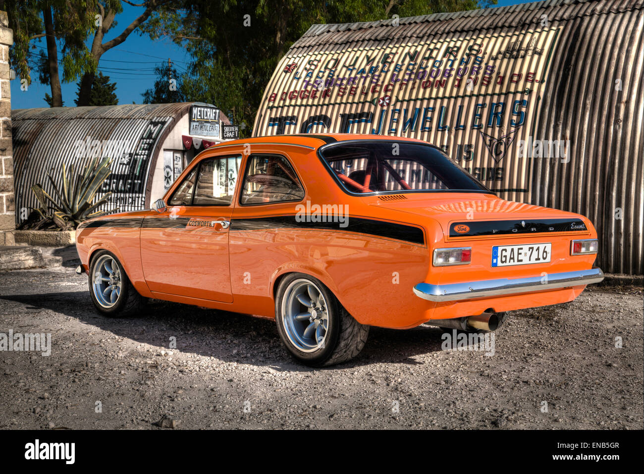 FFord MKI Escort Mexico farbige Orange in Malta mit einem Cosworth-Motor auf das Glas funktioniert. Stockfoto