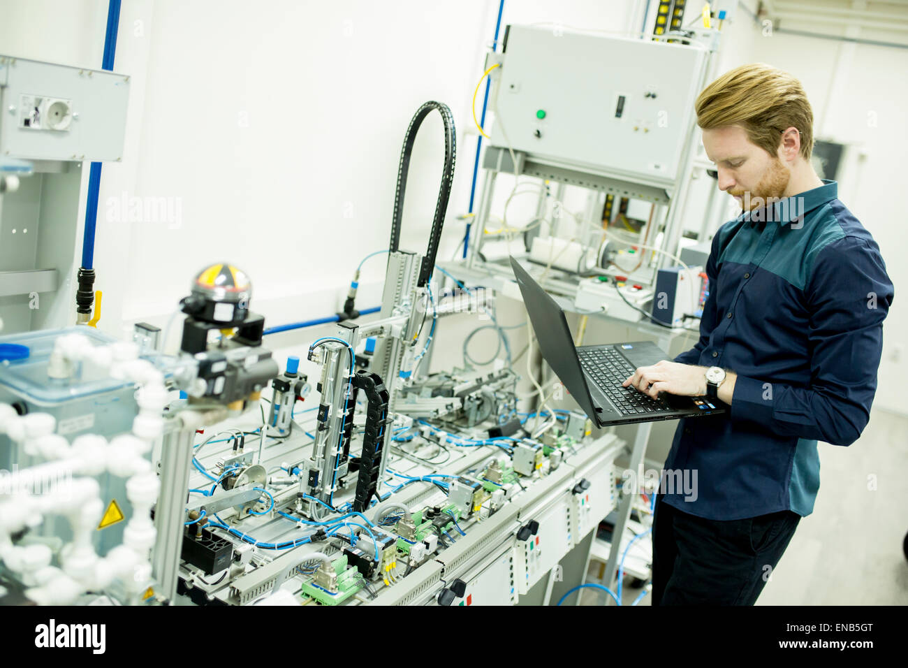 Ingenieur in der Fabrik Stockfoto
