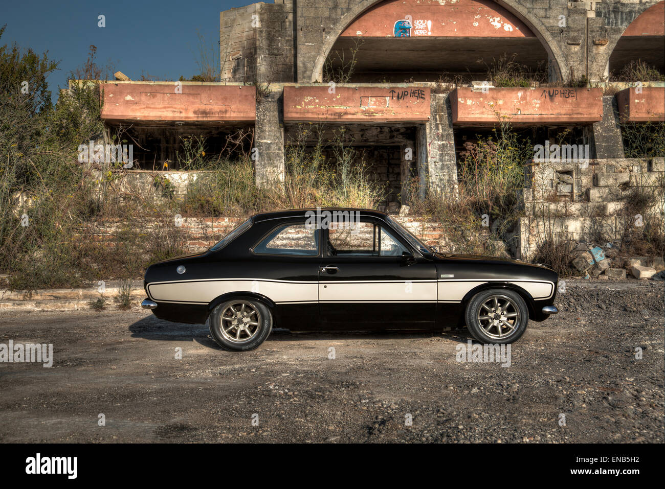 Ford MKI Escort in Malta CosworthMotor in einem heruntergekommenen