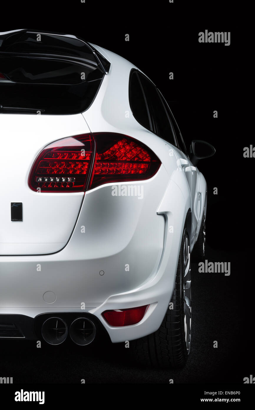 Porsche Cayenne mit Kahn Design Bodykit in weiß von der hinteren Schuss auf einem schwarzen Hintergrund, gut für Composite. Stockfoto
