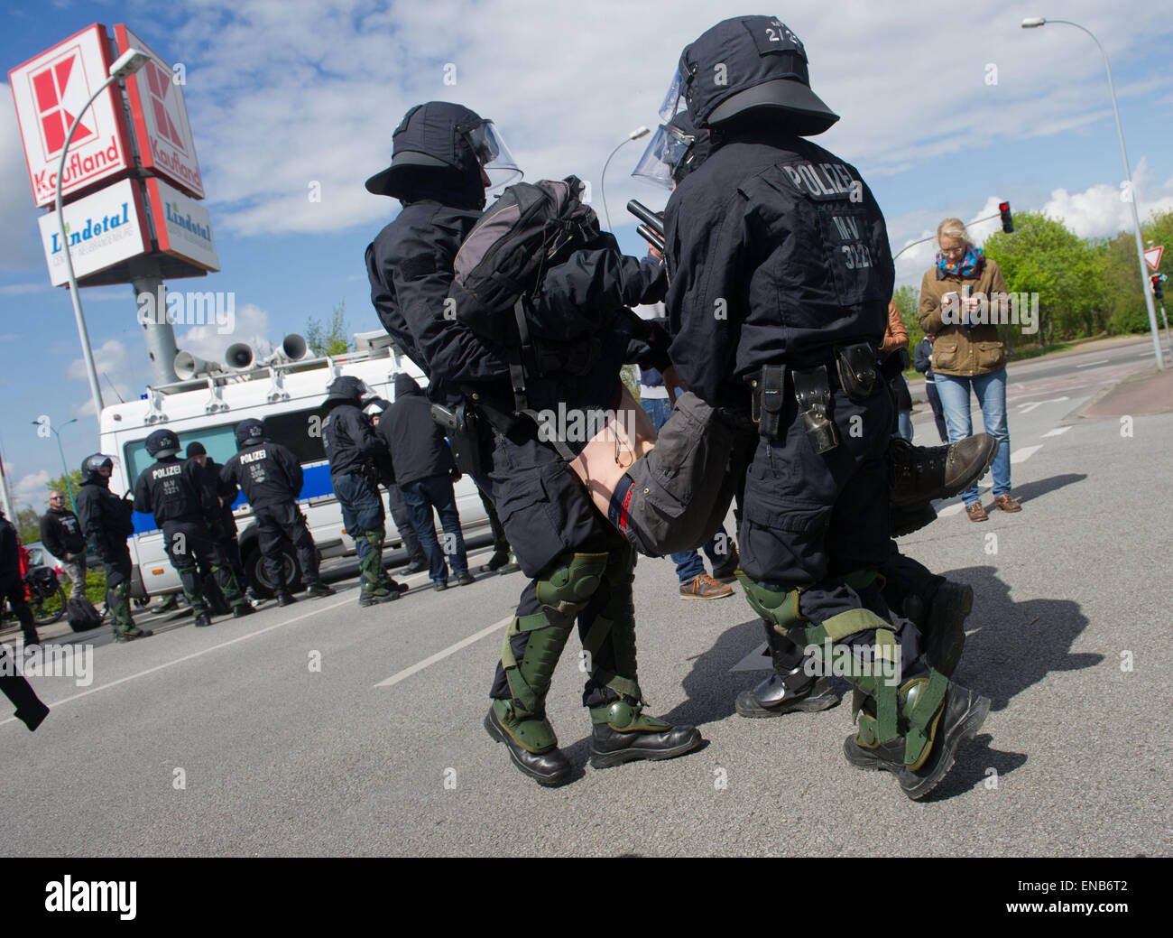 Polizei brechen ein Sit-in-Aktivisten demonstrieren gegen eine NPD (Nationaldemokratische Partei) März in Neubrandenburg, Deutschland, 1. Mai 2015. Für eine Kundgebung am selben Tag - begleitet von einem großen Polizeieinheit und Gegendemonstranten versammelt rund 300 Anhänger der rechtsextremen NPD. Der NPD-Marsch wurde von Gegendemonstranten von Anfang an blockiert. Rund 800 Polizei waren im Einsatz und bereits den linken und rechten von einander getrennt nach der Ankunft der NPD Teilnehmer am Bahnhof. Foto: STEFAN SAUER/dpa Stockfoto