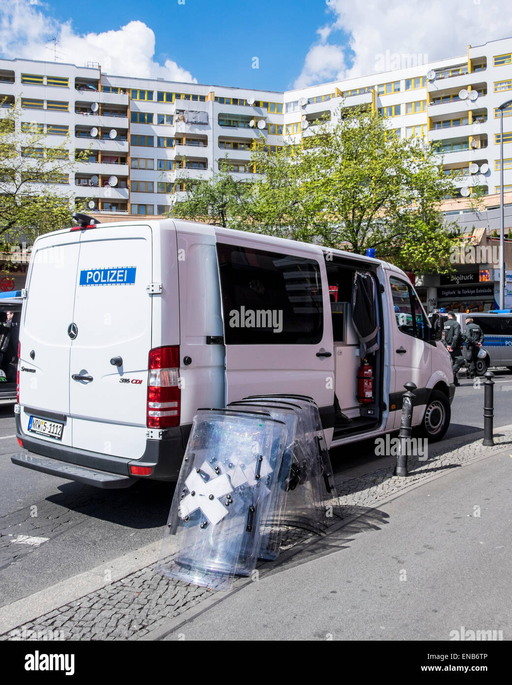 Kreuzberg, Berlin, Deutschland, 1. Mai 2015. Maifeiertag, Tag der Arbeit oder Tag der Arbeit am 1. Mai gefeiert und ist ein gesetzlicher Feiertag in Deutschland.  In Berlin die größte Maifeiertag statt Festlichkeiten im Bereich Kreuzberg. Straßen sind gesperrt, Standinhaber säumen die Straßen, Verkauf von Lebensmitteln, spielen Bands und DJs unterhalten die Massen. Politische Aktivisten stammen auf das Ereignis und gibt es eine großen Polizeipräsenz. Menschen setzen sich für die Rechte der Arbeitnehmer an diesem Tag und Märsche oder Rallyes teilnehmen können. Stockfoto